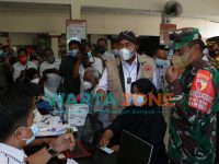 KHAS: Bupati Sumenep, Achmad Fauzi saat memantau jalannya vaksinasi COVID-19 (Foto: Dok. WARTA ZONE)
