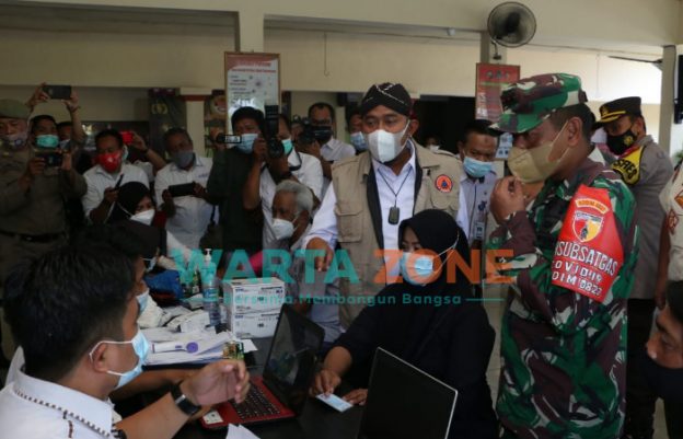 KHAS: Bupati Sumenep, Achmad Fauzi saat memantau jalannya vaksinasi COVID-19 (Foto: Dok. WARTA ZONE)