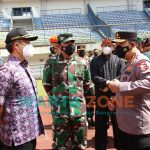 Foto: Panglima TNI Marsekal Hadi Tjahjanto dan Kapolri Jenderal Listyo Sigit Prabowo dan Menteri Kesehtan Budi Gunadi Sadikin, saat meninjau vaksinasi di Stadion Gelora Bandung Lautan Api, Jawa Barat.