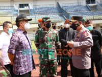 Foto: Panglima TNI Marsekal Hadi Tjahjanto dan Kapolri Jenderal Listyo Sigit Prabowo dan Menteri Kesehtan Budi Gunadi Sadikin, saat meninjau vaksinasi di Stadion Gelora Bandung Lautan Api, Jawa Barat.