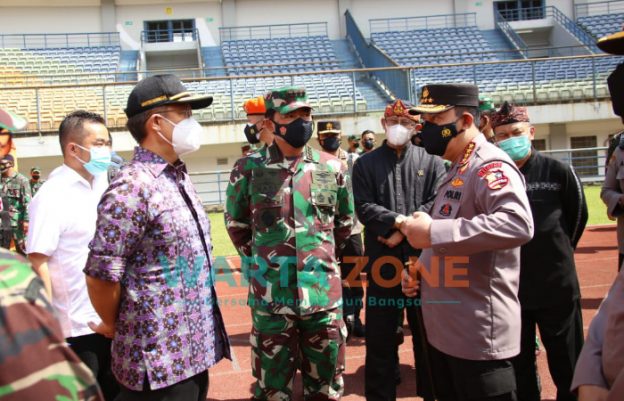 Foto: Panglima TNI Marsekal Hadi Tjahjanto dan Kapolri Jenderal Listyo Sigit Prabowo dan Menteri Kesehtan Budi Gunadi Sadikin, saat meninjau vaksinasi di Stadion Gelora Bandung Lautan Api, Jawa Barat.