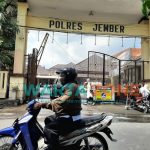 LENGANG: Pengendara motor saat melintas di depan Mapolres Jember, Jalan R.A Kartini, Kecamatan Patrang, Kabupaten Jember (Foto: Nur Imatus Safitri)