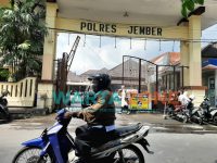 LENGANG: Pengendara motor saat melintas di depan Mapolres Jember, Jalan R.A Kartini, Kecamatan Patrang, Kabupaten Jember (Foto: Nur Imatus Safitri)