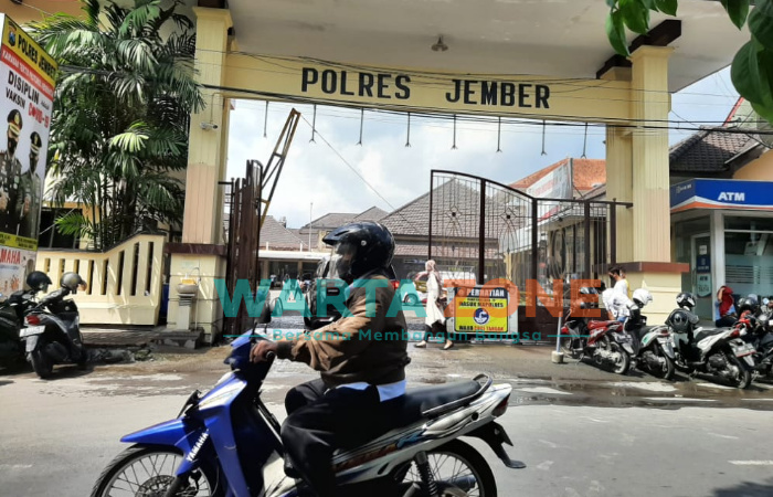 LENGANG: Pengendara motor saat melintas di depan Mapolres Jember, Jalan R.A Kartini, Kecamatan Patrang, Kabupaten Jember (Foto: Nur Imatus Safitri)
