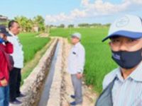 FOTO: Ketua HIPPA Tunas Harapan, Suparmin saat menemani tim provinsi meninjau lokasi pekerjaan P3-TGAI di Desa Gedungan, Kecamatan Batuan dengan progres pekerjaan 50 persen.