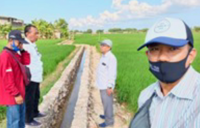 FOTO: Ketua HIPPA Tunas Harapan, Suparmin saat menemani tim provinsi meninjau lokasi pekerjaan P3-TGAI di Desa Gedungan, Kecamatan Batuan dengan progres pekerjaan 50 persen.