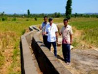 FOTO: Ketua HIPPA Desa Lenteng Abd.Salam saat menemani rombongan dari Jawa Timur untuk meninjau secara langsung proyek P3-TGAI dengan progres 70 persen.