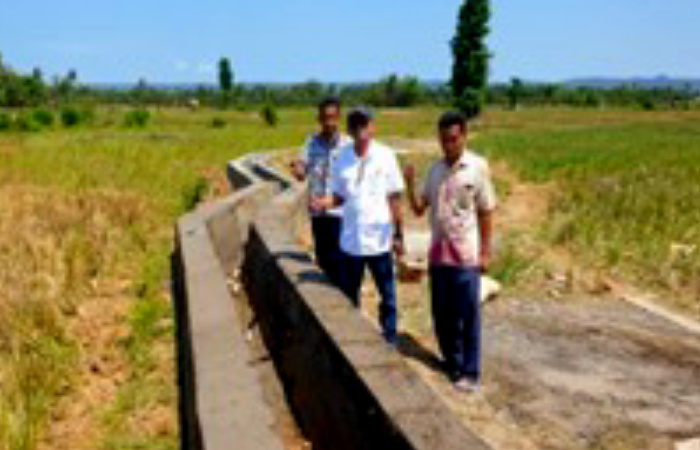 FOTO: Ketua HIPPA Desa Lenteng Abd.Salam saat menemani rombongan dari Jawa Timur untuk meninjau secara langsung proyek P3-TGAI dengan progres 70 persen.