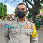BERMASKER: Kasatlantas Polres Sumenep, AKP Lamuji, saat memberikan keterangan (Foto: Abd Wakid)