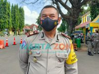 BERMASKER: Kasatlantas Polres Sumenep, AKP Lamuji, saat memberikan keterangan (Foto: Abd Wakid)