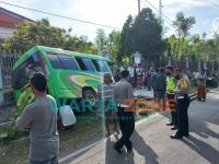 OLAH TKP: Petugas kepolisian saat di lokasi kecelakaan maut di Jalan Raya Nasional Desa Pekandangan Barat, Bluto (Foto: Dok. WARTA ZONE)