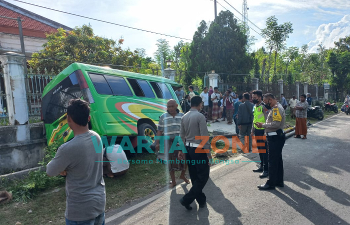 OLAH TKP: Petugas kepolisian saat di lokasi kecelakaan maut di Jalan Raya Nasional Desa Pekandangan Barat, Bluto (Foto: Dok. WARTA ZONE)