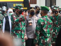Foto: Panglima TNI, Kapolri, dan Kepala BNPB, serta Forkopimda Jawa Timur, saat melakukan pengecekan kesiapan pasukan, yang di siagakan untuk membantu petugas dalam penanganan covid-19 di Bangkalan.