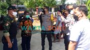 TURBA: Kapolres Sumenep, AKBP Rahman Wijaya, saat memantau acara vaksinasi massal di Pendopo Kecamatan Rubaru (Foto: Dok. WARTA ZONE)