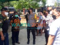TURBA: Kapolres Sumenep, AKBP Rahman Wijaya, saat memantau acara vaksinasi massal di Pendopo Kecamatan Rubaru (Foto: Dok. WARTA ZONE)