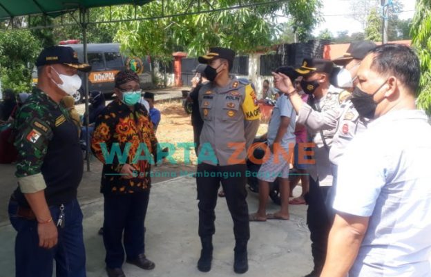 TURBA: Kapolres Sumenep, AKBP Rahman Wijaya, saat memantau acara vaksinasi massal di Pendopo Kecamatan Rubaru (Foto: Dok. WARTA ZONE)