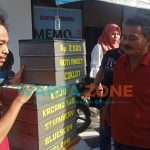 Foto: Ridho (30), warga Bogor, penjual roti hangat yang sedang viral, saat melayani para pembeli.