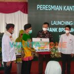 PRESTATIF: Direktur Operasional Bank BPRS Bhakti Sumekar, Hairil Fajar ditemani Bupati Sumenep, Achmad Fauzi saat memberikan penghargaan kepada nasabah (Foto: Abd Wakid)