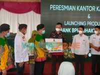 PRESTATIF: Direktur Operasional Bank BPRS Bhakti Sumekar, Hairil Fajar ditemani Bupati Sumenep, Achmad Fauzi saat memberikan penghargaan kepada nasabah (Foto: Abd Wakid)
