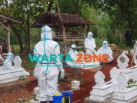 PAKAI APD: Para petugas medis saat proses pemulasaraan jenazah warga Kecamatan Dungkek (Foto: Dok. WARTA ZONE)