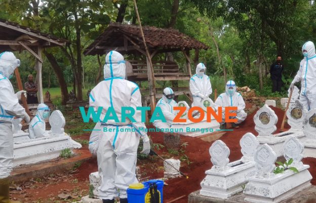 PAKAI APD: Para petugas medis saat proses pemulasaraan jenazah warga Kecamatan Dungkek (Foto: Dok. WARTA ZONE)