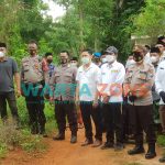 TAATI PROKES: Sejumlah aparat kepolisian bersama warga setempat saat menyaksikan proses pemulasaraan jenazah (Foto: Dok. WARTA ZONE)
