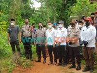 TAATI PROKES: Sejumlah aparat kepolisian bersama warga setempat saat menyaksikan proses pemulasaraan jenazah (Foto: Dok. WARTA ZONE)