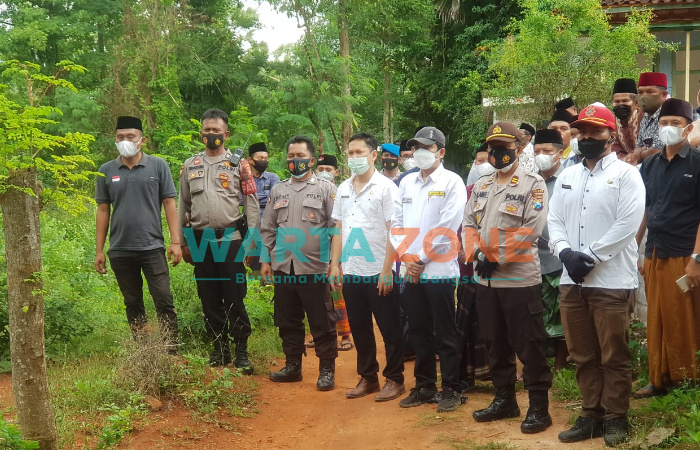 TAATI PROKES: Sejumlah aparat kepolisian bersama warga setempat saat menyaksikan proses pemulasaraan jenazah (Foto: Dok. WARTA ZONE)