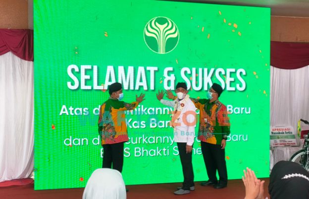 DILAUNCHING: Bupati Sumenep, Achmad Fauzi bersama Direktur Operasional BBS, Hairil Fajar dan Direktur Bisnis BBS, Cahya Wiratama saat meresmikan tiga produk baru (Foto: Abd Wakid)