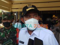 LUGAS: Bupati Sumenep, Achmad Fauzi, saat memberikan keterangan perihal pemberlakuan SIKM (Foto: Abd Wakid)