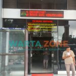 SANTAI: Salah satu warga saat keluar dari Kejaksaan Negeri Sumenep (Foto: Abd Wakid)