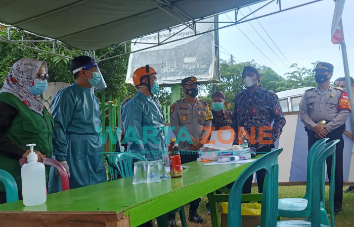 SIGAP: Bupati Sumenep, Achmad Fauzi, bersama jajaran Forkopimda, saat meninjau kesiagaan petugas medis di pos perbatasan, di wilayah Pasongsongan (Foto: Ajie Putra)