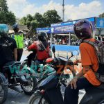 Foto: Polisi saat memberikan arahan kepada penyandang difabel ketika akan uji praktek di lapangan.