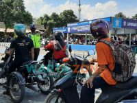 Foto: Polisi saat memberikan arahan kepada penyandang difabel ketika akan uji praktek di lapangan.