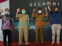 KHIDMAT: Bupati Sumenep, Achmad Fauzi bersama Sekdakab Sumenep, Edy Rasiyadi saat peresmian tiga aplikasi kepegawaian di kantor Kecamatan Lenteng (Foto: Dok. WARTA ZONE)