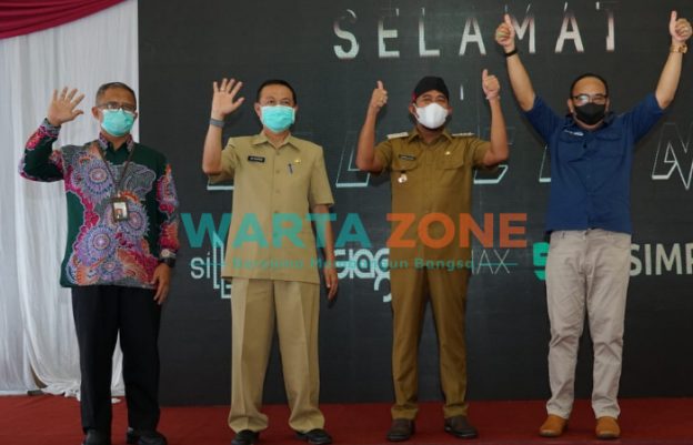 KHIDMAT: Bupati Sumenep, Achmad Fauzi bersama Sekdakab Sumenep, Edy Rasiyadi saat peresmian tiga aplikasi kepegawaian di kantor Kecamatan Lenteng (Foto: Dok. WARTA ZONE)