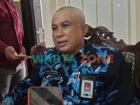 JELAS: Plt Kadisdik Sumenep, Moh. Iksan, saat ditemui di ruang kerjanya (Foto: Abd Wakid)