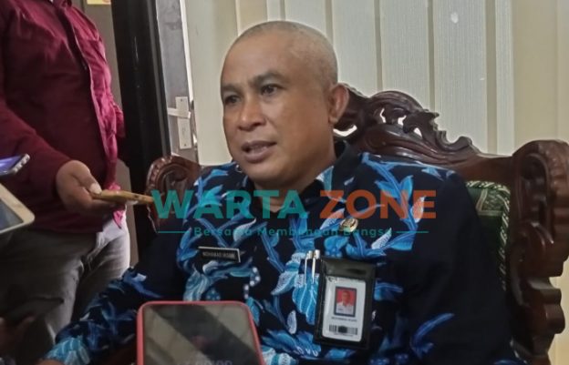 JELAS: Plt Kadisdik Sumenep, Moh. Iksan, saat ditemui di ruang kerjanya (Foto: Abd Wakid)