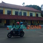 SANTAI: Pengendara motor, saat melintas di depan Gedung Museum Keraton Sumenep di jalan Dr Soetomo (Foto: Abd Wakid)