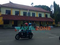 SANTAI: Pengendara motor, saat melintas di depan Gedung Museum Keraton Sumenep di jalan Dr Soetomo (Foto: Abd Wakid)