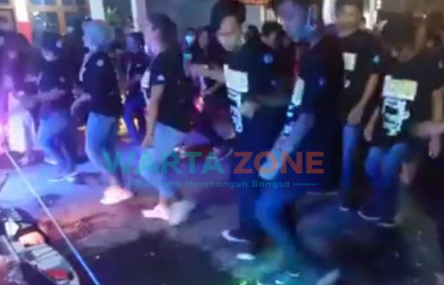 Foto: Sejumlah warga yang joget-joget, diduga dilakukan di rumah Kepala Desa (Kades) Tegalwangi, Kecamatan Umbulsari, Kabupaten Jember.