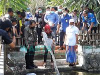 Foto: Bupati Jember, Hendy Siswanto dan Istrinya saat melakukan pelepasan bibit ikan.