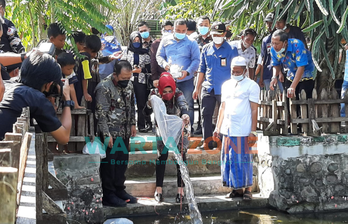 Foto: Bupati Jember, Hendy Siswanto dan Istrinya saat melakukan pelepasan bibit ikan.