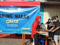 Foto: Warung makan gratis yang didirikan sekelompok mahasiswa di Jember yang dinamai Komunitas Gerakan Sosial 'Menatap Indonesia'.