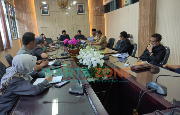 Caption : Rapat Koordinasi Komisi D DPRD Jember dengan Dispendik terkait rencana Pelaksanaan Pembelajaran Tatap Muka (PTM).