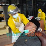 Caption : Salah satu anggota Dewan saat menjalani Tes Swab di Gedung Parlemen DPRD Jember, Rabu (23/6/2021).