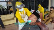 Caption : Salah satu anggota Dewan saat menjalani Tes Swab di Gedung Parlemen DPRD Jember, Rabu (23/6/2021).