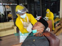 Caption : Salah satu anggota Dewan saat menjalani Tes Swab di Gedung Parlemen DPRD Jember, Rabu (23/6/2021).