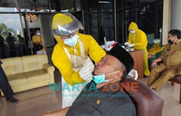 Caption : Salah satu anggota Dewan saat menjalani Tes Swab di Gedung Parlemen DPRD Jember, Rabu (23/6/2021).