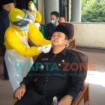 Caption: Bupati Jember, Hendy Siswanto, saat menjalani Tes Swab di Gedung DPRD Jember.